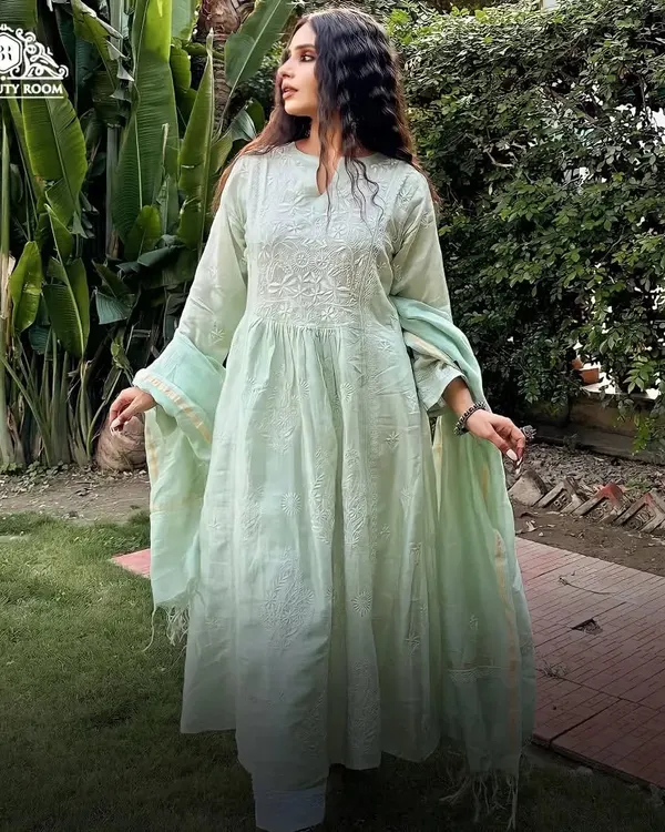 A beautiful, natural look for a daytime event. The client is wearing a simple yet elegant anarkali, and I created a soft makeup look with defined eyes and loose waves.