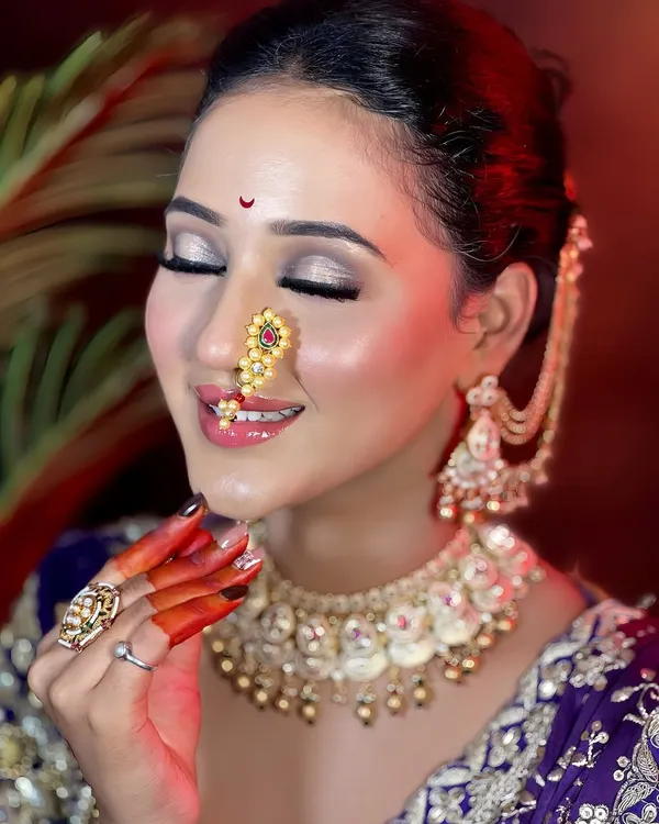 A flawless Maharashtrian bridal look with glowing skin and soft, shimmering eyes. Notice the perfect placement of the nath and the radiant finish, techniques we cover in detail.