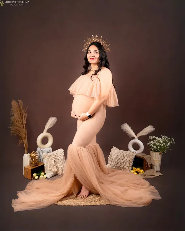 This is a signature look from my earthy, boho-themed maternity sessions. The warm brown backdrop, macrame details, and a sun-like crown create a natural and regal portrait, celebrating the queen that you are.