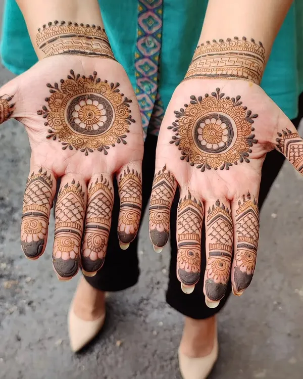 Simple, clean, and beautiful. This mandala design is centered on the palm with light patterns on the fingers, perfect for someone who wants an elegant and minimalist look.