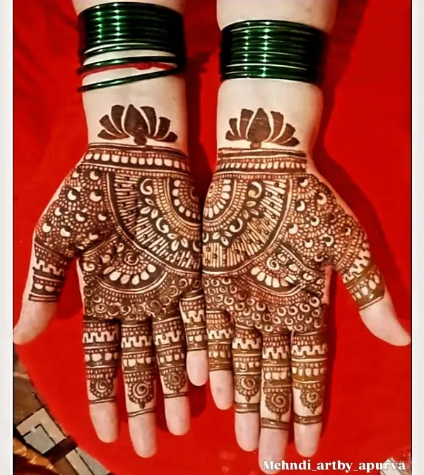 A perfect choice for a guest, this design focuses on the palm with a lovely mandala and a lotus at the wrist. It's elegant, traditional, and doesn't require a long sitting time.