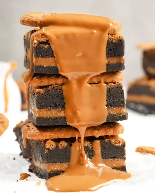 We love creating shots that make you stop and stare. This caramel drip on a Biscoff brownie was designed to be irresistible for social media feeds and online menus, driving immediate customer cravings.