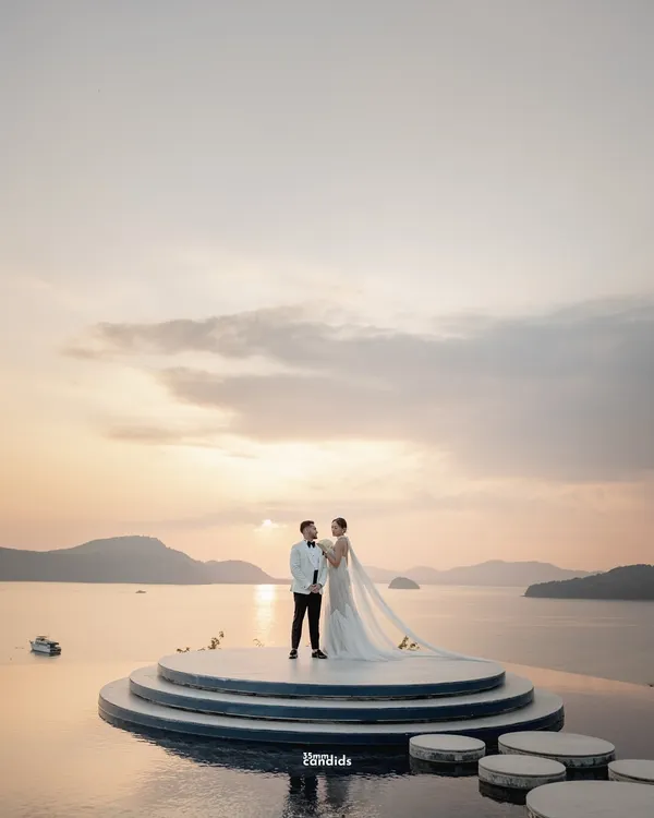 It wasn’t the noodles or the night. It was the ease, two people sitting on a curb and talking like this is where they belong. This is the kind of magic I look for, a quiet moment against an epic backdrop at this stunning Sri Panwa Phuket wedding.