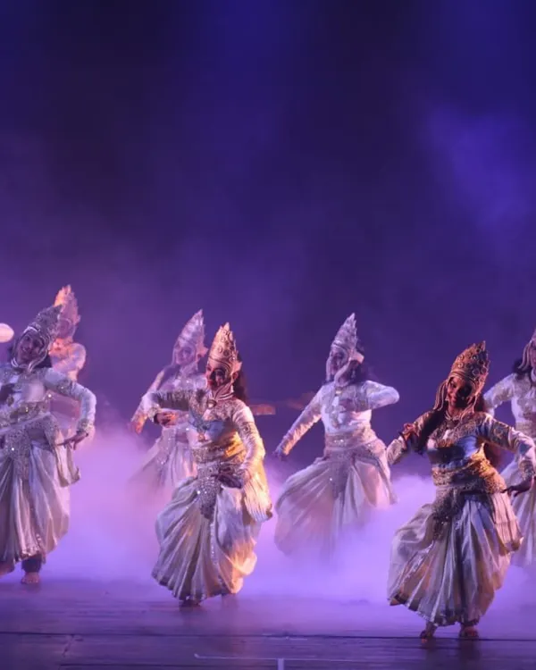 A powerful formation from '18 Days', where the ensemble cast moves as one. The choreography here is designed to show the scale and discipline of the armies, using synchronized movement to build dramatic tension.