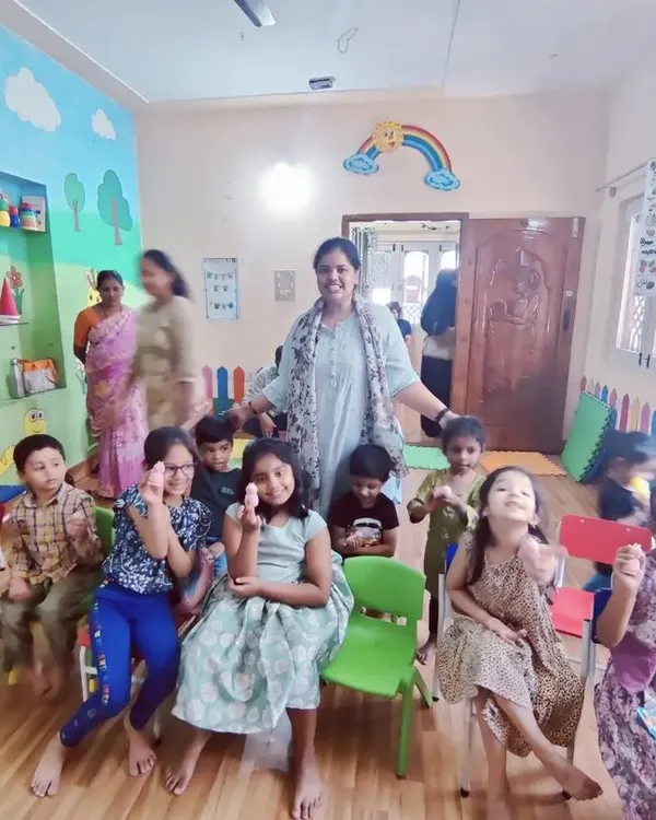 A wonderful group of smiling children proudly showing off the clay models they made during our Peppa Pig storytelling and craft workshop. I believe in creating a joyful and supportive environment where every child feels included and celebrated for their creativity.