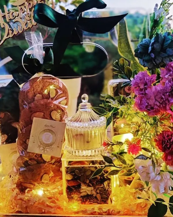 This Diwali, make your mark with our premium floral hamper. This acrylic box is filled with dry fruits, fairy lights, and beautiful flowers, creating a stunning presentation.