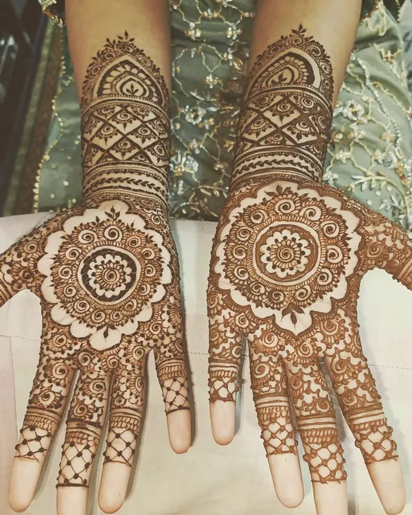 This classic design features a beautiful mandala at the center of the palm, with detailed patterns on the fingers and a matching cuff. It's a timeless and elegant choice.