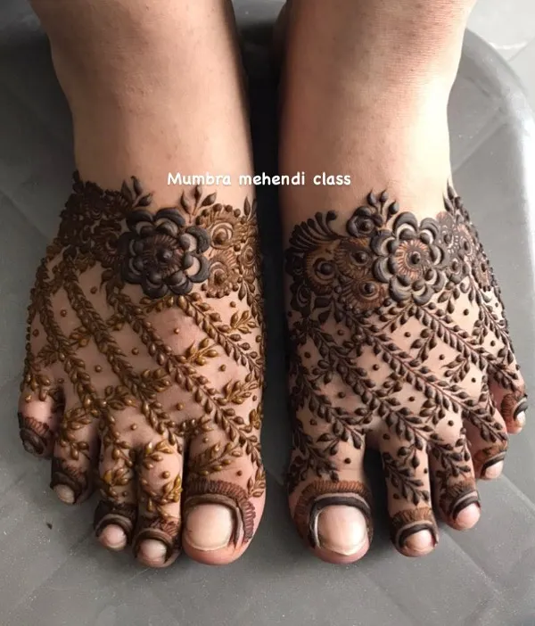 A simple and symmetrical design for the feet. This style is elegant and perfect for any occasion.