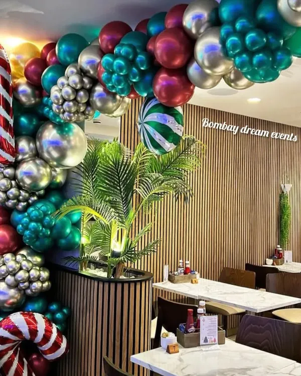I love creating festive Christmas decor for cafes. This premium balloon arch uses chrome green, red, and silver balloons, along with candy cane foil balloons, to create a modern and cheerful holiday atmosphere.