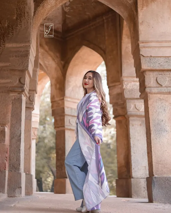 Using the stunning arches of a historical monument as a natural frame. This outdoor fashion portrait blends contemporary style with timeless architecture.