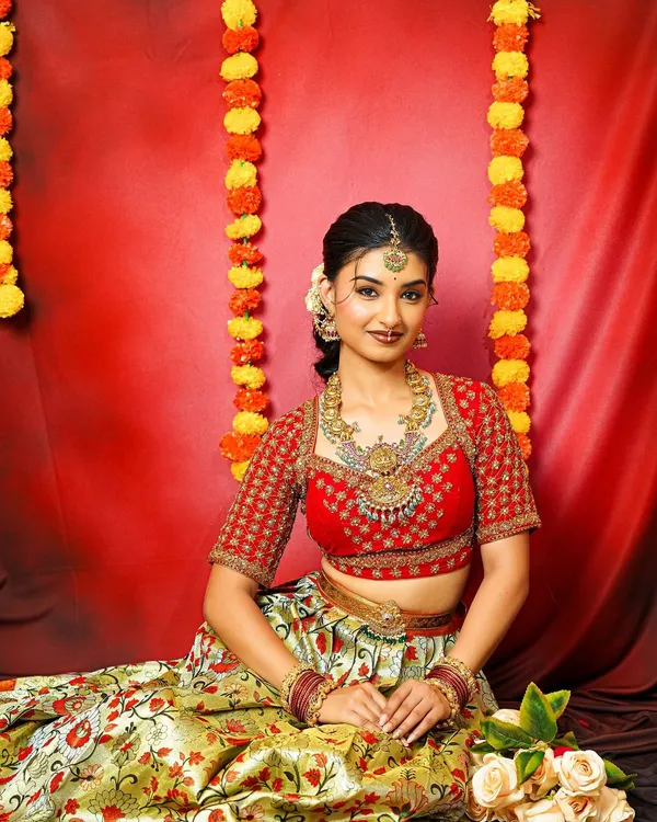 This is a classic festive look featuring one of my favorite Kempu jewellery sets. The rich red and green stones in the necklace and maang tikka are perfect for celebrations like Deepavali or a family wedding.