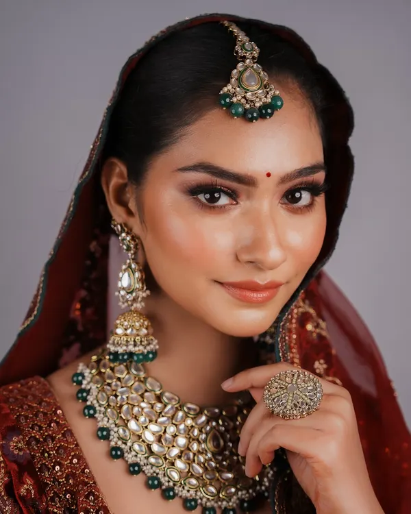 A classic bridal look featuring a flawless base, warm smokey eyes, and a perfectly defined lip. My course teaches you how to balance bold jewelry with elegant makeup for a harmonious result.