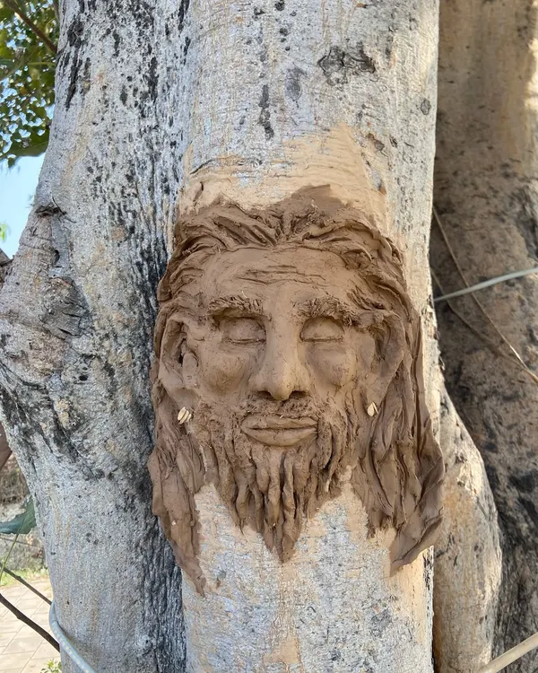 I believe trees have spirits, so I created this 'tree buddy' during a workshop. Using natural clay, I sculpted a face directly onto the trunk of a tree, giving it a personality and a presence. It’s my way of personifying and connecting with the living world around us.