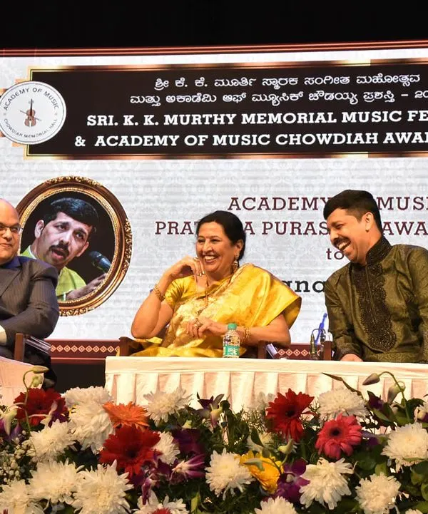 Sharing a light-hearted moment on stage during the Academy of Music Chowdaiah Award ceremony. Even formal events are filled with warmth and friendship in the music community.