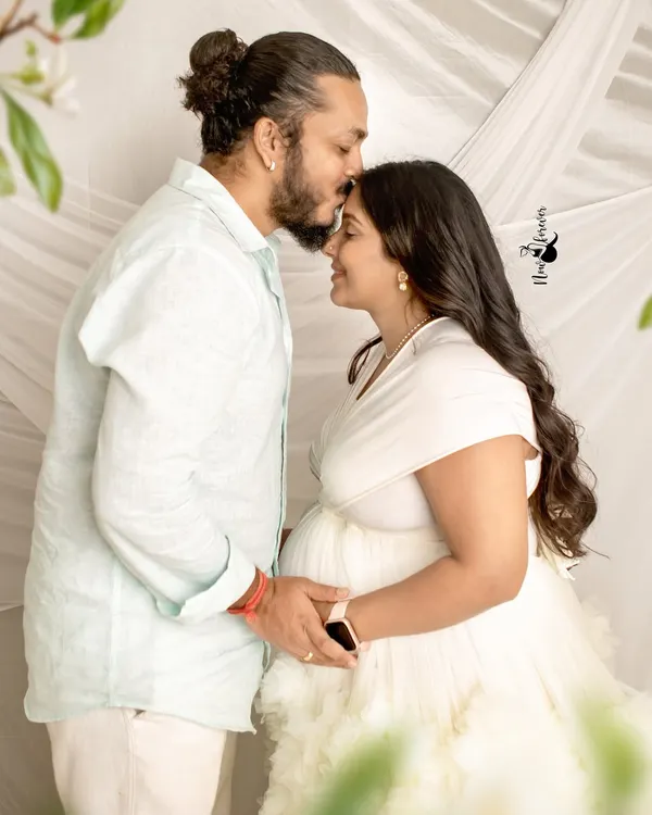For me, a photo has to feel like a journey of the heart. This simple, intimate moment, a kiss on the forehead, speaks volumes about the love and anticipation that fills this special time. It’s about capturing the bond.
