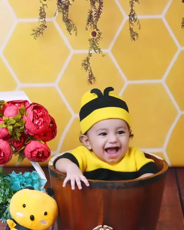 I can't get over this happy little bumblebee! This is from a fun, playful session where we used a bucket prop and a honeycomb background. Capturing these big, gummy smiles is what makes my job the best, yaar.