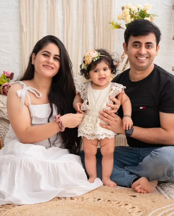 A perfect example of our boho-chic theme. The family, dressed in white, looks beautiful against the natural textures of the rattan, jute, and floral arrangements.