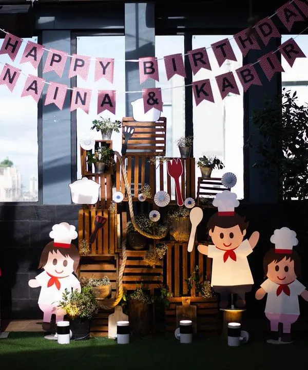 The atmosphere of a party starts with the decor. For this chef-themed birthday, every detail, from the pizza signs to the wooden crates, was set up to create a fun and immersive experience for the kids, which I make sure to document.