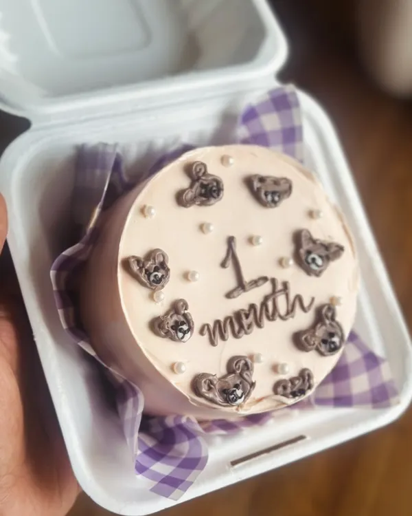 Celebrating the first month with one of our adorable bento cakes. This one features a simple, sweet design with tiny teddy bears, perfect for marking a special milestone.