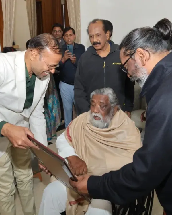 Presenting my framed portrait to the former Chief Minister of Jharkhand, Shri Shibu Soren, alongside his son and current CM, Shri Hemant Soren.