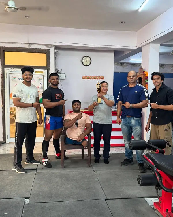 My student Beena Parihar, celebrated by the team after becoming the 2nd runner up Strongwoman of India at the National Equipped Powerlifting Championship.
