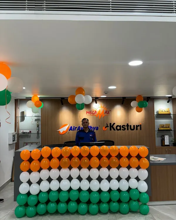 For this corporate reception desk, I created a balloon arrangement of the Indian flag for Independence Day. This, along with balloon bunches on the ceiling, instantly brought a patriotic feel to the office.