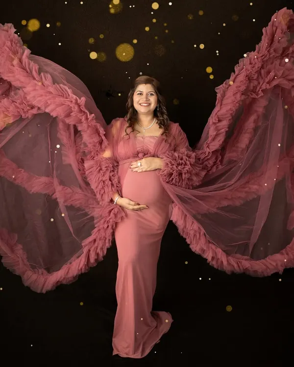 This is what I call capturing the magic of motherhood. In my studio, we can create these breathtaking "flying gown" moments that make you feel like the queen you are. It’s all about celebrating your strength and beauty.