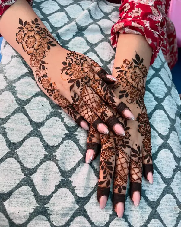 An elegant Arabic-style floral vine design for the back of the hands. This style is perfect for bridesmaids or guests who want a beautiful but less heavy design.