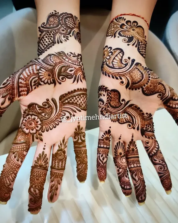 A beautiful and flowing Arabic design for both hands, perfect for a wedding guest. The patterns are asymmetrical, giving it a modern and stylish feel.