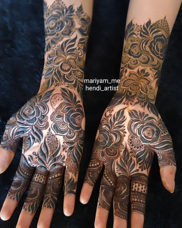 A stunning Khaliji mehendi design with a mix of bold florals and delicate leaves.