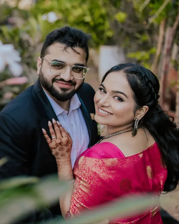 A beautiful portrait from an intimate Sakharpudha ceremony. This look is a classic: a clean ponytail, simple eye makeup, and a natural glow that defines my minimal makeup style.