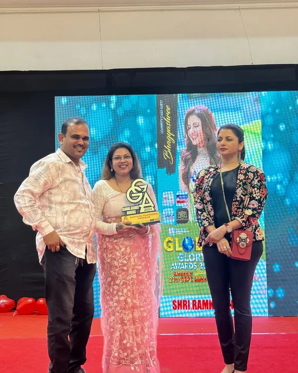 Receiving the Global Glory Award from the wonderful actress Bhagyashree. Moments like these are a great motivation to keep pushing my creative boundaries.