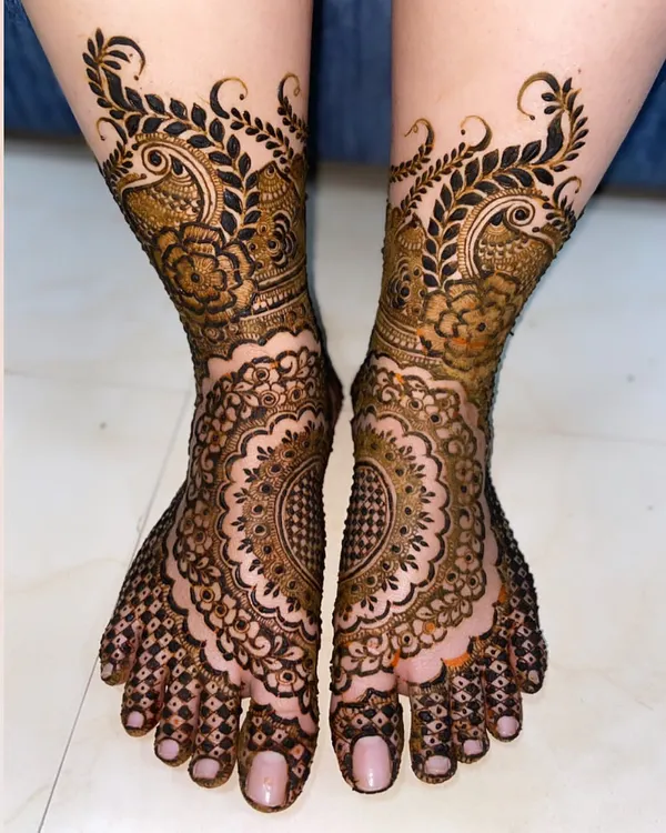 An absolutely stunning and intricate design for bridal feet. The pattern combines delicate lace-like details with bold leafy vines climbing up the ankle.
