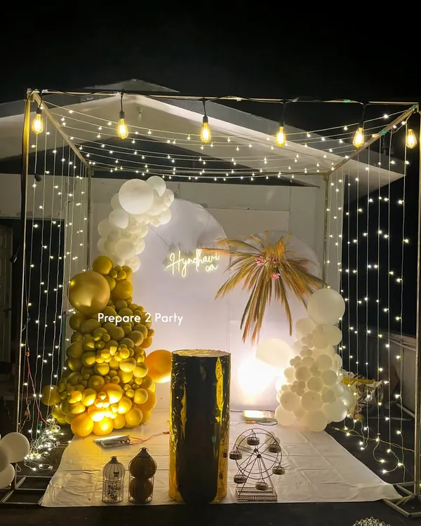 Our lighted cabana frame is perfect for creating an intimate and luxurious outdoor party. This terrace decoration uses a simple white and gold color palette, fairy lights, and a neon sign to build a sophisticated and magical atmosphere.