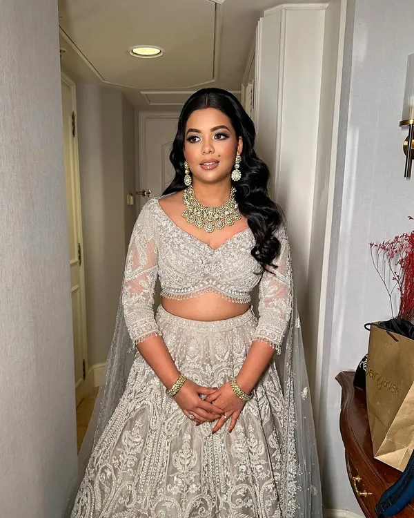 Shreya radiates beauty in this ivory reception lehenga. I created a soft glam look with a defined eye and glowing skin to give her an angelic, ethereal feel.