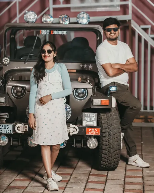 A cool and casual pre-wedding shot with a jeep. This shows a more adventurous and fun side, perfect for couples who love a bit of attitude.