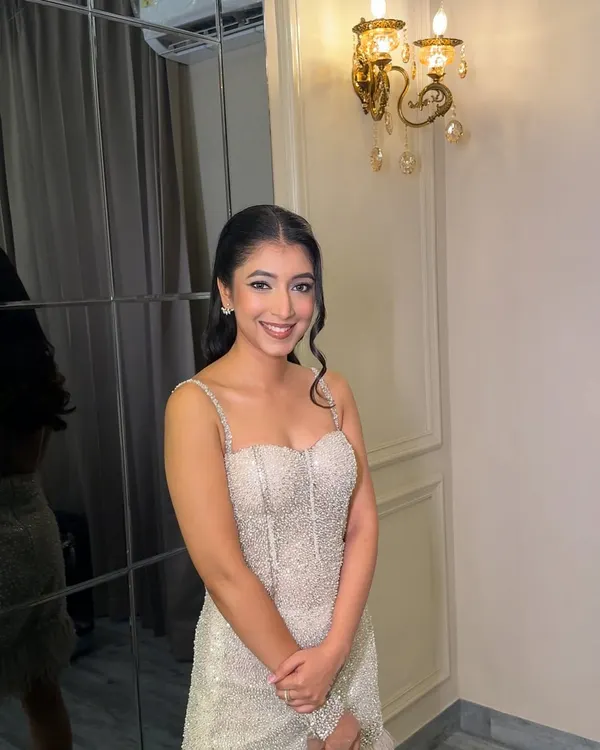 Bhavya's birthday glam! This look is perfect for any evening celebration, featuring soft waves and a radiant, photo-ready makeup finish.