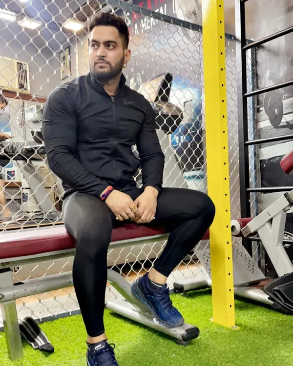 "कार्य प्रगति पे है". Work is always in progress. Here I am taking a moment to rest between sets, always focused on the next challenge.