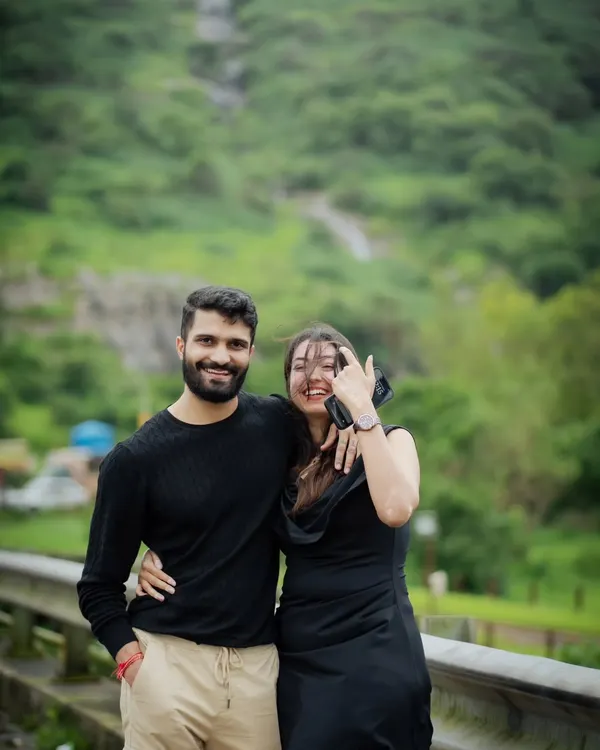 A candid moment of laughter against the green hills of Lonavala. This is what a casual couple shoot is all about, capturing your genuine reactions and joy without stiff poses.
