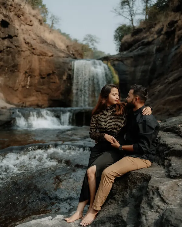 A quiet moment of connection for this couple, set against the raw beauty of a waterfall. These natural settings provide a powerful backdrop for pre-wedding photography.