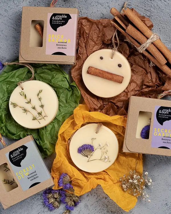 Discover my handmade scented wax tablets, perfect for bringing a lovely fragrance to your closets and drawers. I make them with natural beeswax and fill them with real botanicals and spices like cinnamon and dried flowers.
