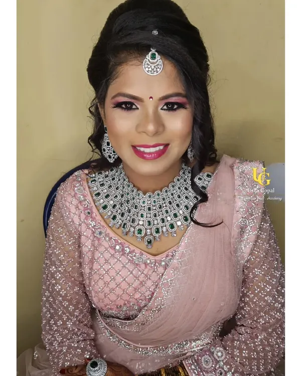 Shruthi chose a soft glam look for her reception. The pink eyeshadow and diamond jewellery created such an amazing and modern bridal style.