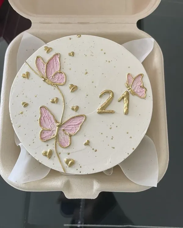 Celebrating a 21st birthday with a trendy and personal touch. This custom bento cake features delicate pink butterflies and gold accents, making it a perfect centerpiece for an intimate celebration. I can personalize these mini cakes with any age, theme, or color scheme you have in mind.
