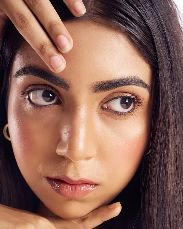This is the essence of the 'no makeup' look. It is all about skin that looks like skin, with a healthy, natural flush on the cheeks, groomed brows, and a hint of gloss on the lips.