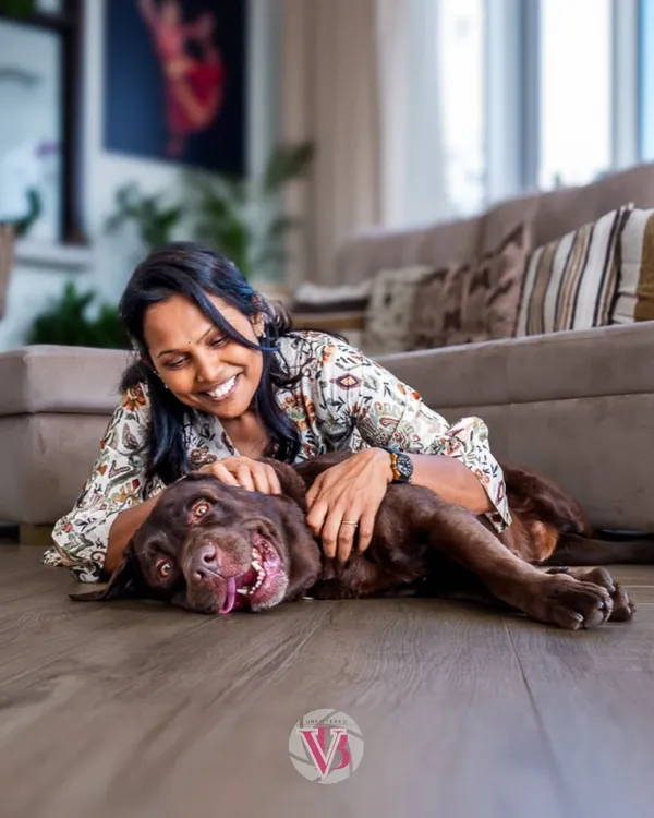 Some moments don’t need words, just smiles, soft floors, and a whole lot of love. This is the kind of pure, mutual joy I live to capture during my at-home pet photoshoots.