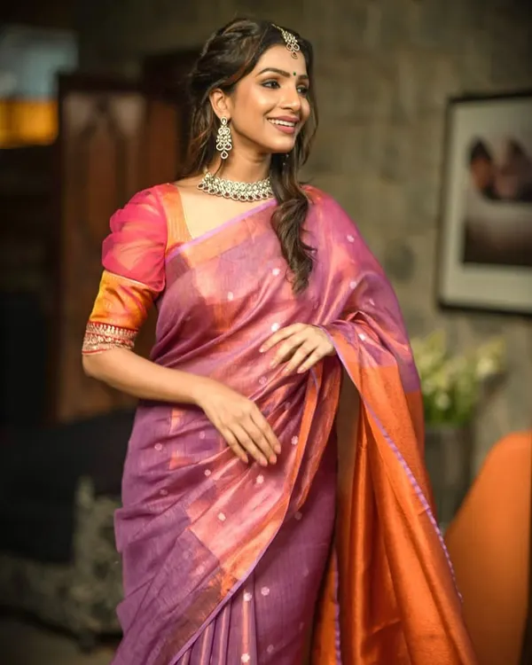 I believe jewellery should make you feel radiant, and this complete look captures that feeling perfectly. The model is wearing one of my signature 92.5 silver necklace sets, designed to sit gracefully and catch the light. It’s paired with a vibrant, dual-toned saree to show how my pieces can elevate a grand, festive outfit.