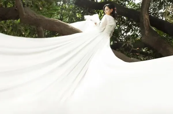 Live your fairytale dream with this magnificent white trail gown. The incredibly long trail creates a stunning visual, perfect for a pre-wedding or fashion photoshoot.