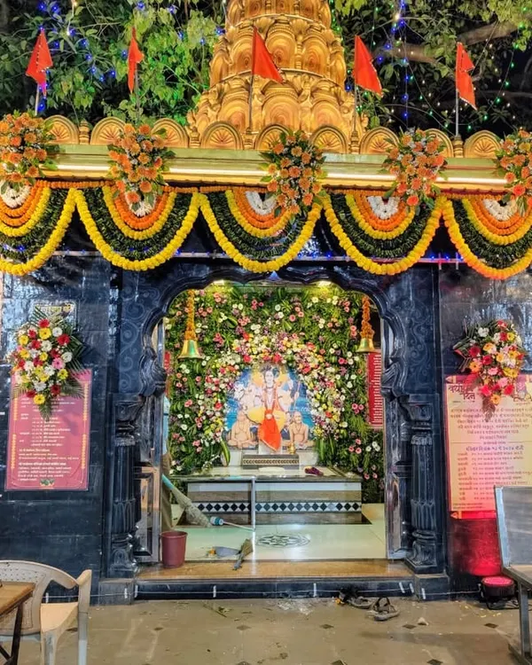 This is a grand decoration we designed for the Sai Baba Mandir in Malad. The entrance is adorned with traditional marigold garlands and vibrant flower arrangements, creating a magnificent and welcoming atmosphere for devotees.