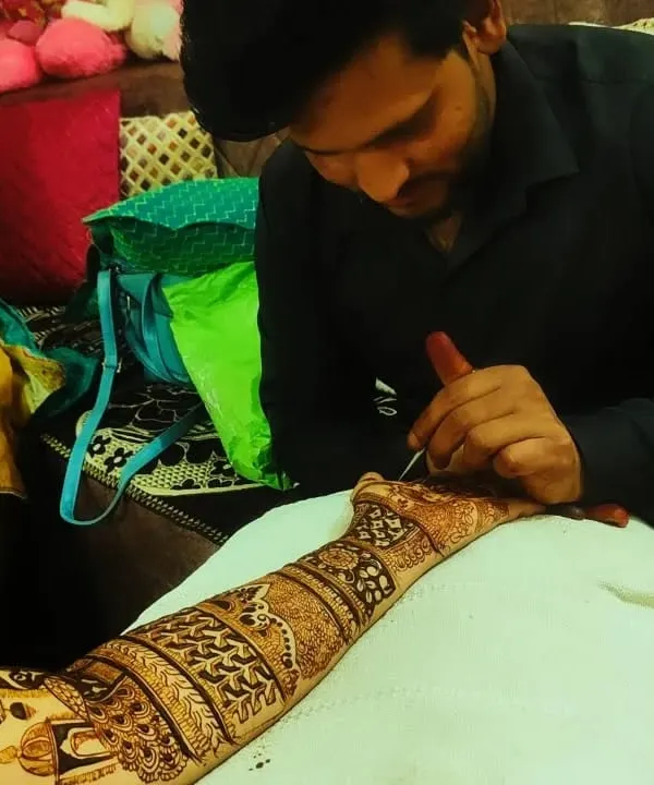 Here I am, focused on applying a detailed bridal design. I provide a comfortable setup at your home so you can relax while I create your perfect mehendi.