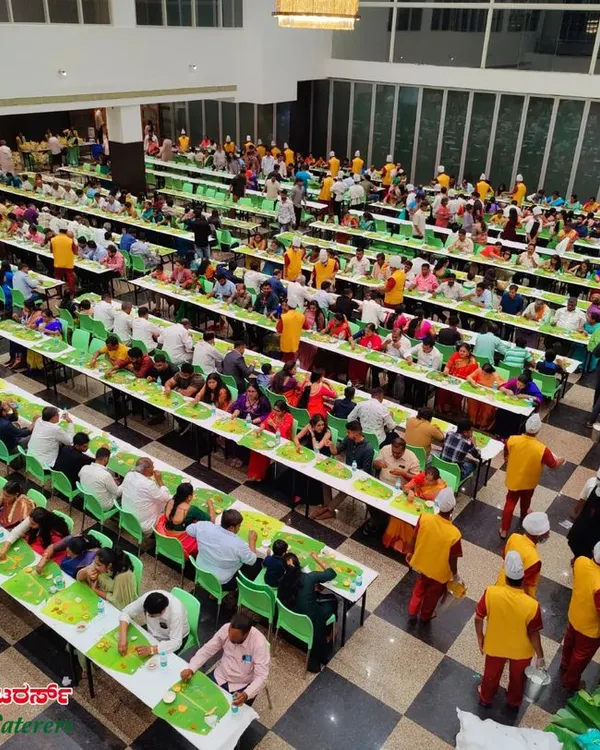 An overhead view of a large wedding feast we catered. Our team is trained to serve hundreds of guests at once, ensuring everyone gets hot and fresh food without any delay.